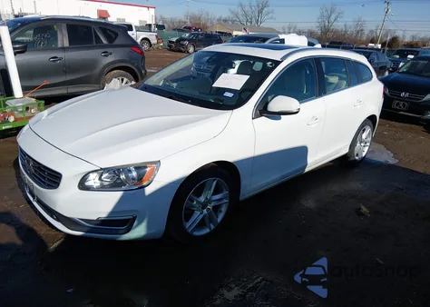 2015 Volvo V60 T5 Premier Plus из США, поврежденный, VIN YV140MEC9F1197355